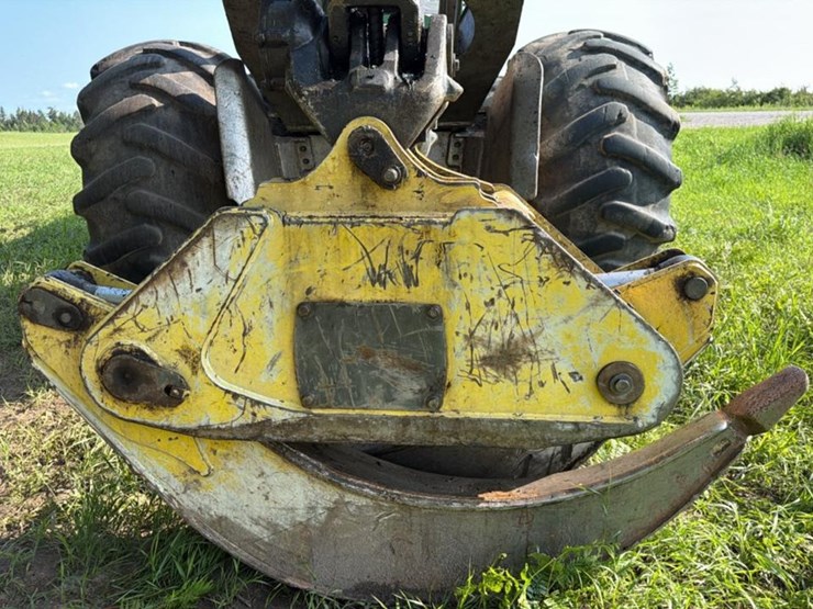 2015-deere-648l-image-11