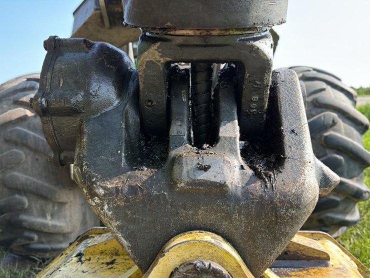 2015-deere-648l-image-12