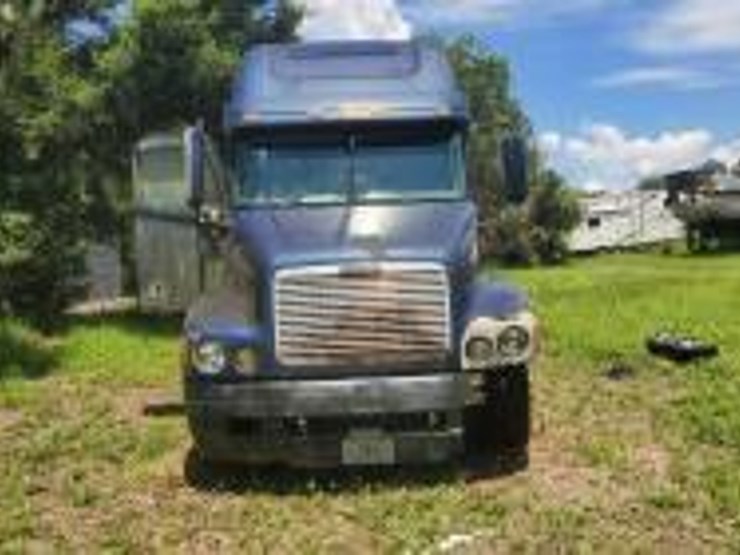#130-•-benefit-of-the-purple-heart-foundation-2001-freightliner-c120-image-3