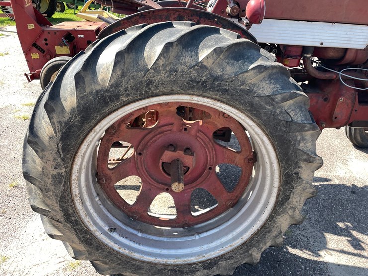 #2102-•-farmall-560-tractor-image-24
