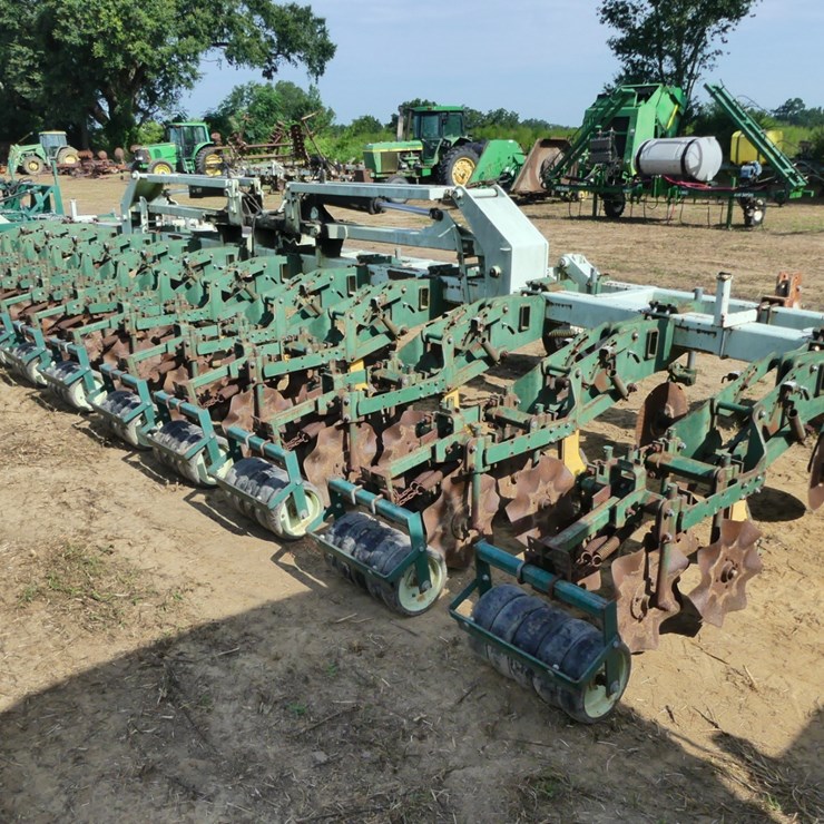 KMC 12 Row Hydraulic Fold Rip Strip Rig