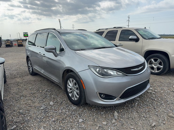 2017-chrysler-pacifica-image-3