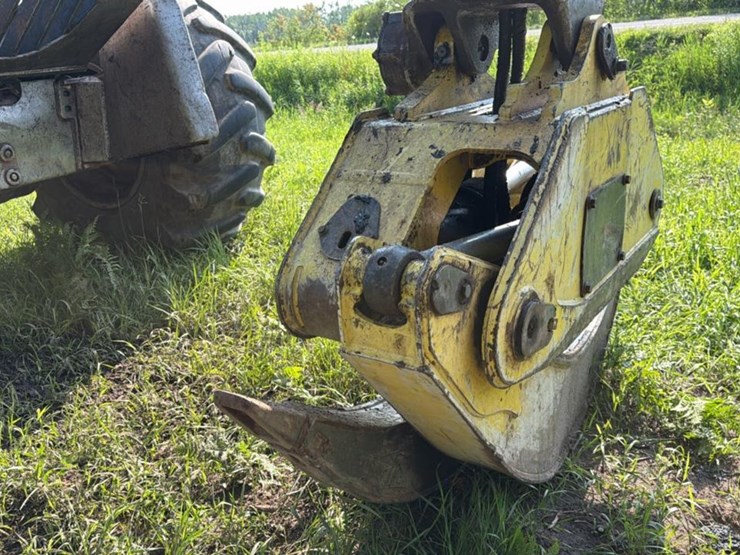 2015-deere-648l-image-18
