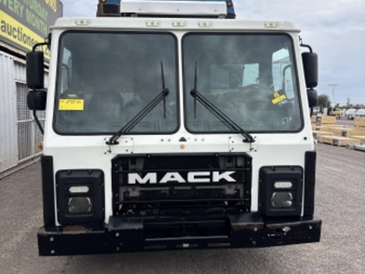 2018-mack-lr-rear-loading-trash-truck-image-3