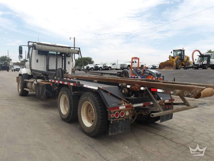 2016-freightliner-108sd-image-3