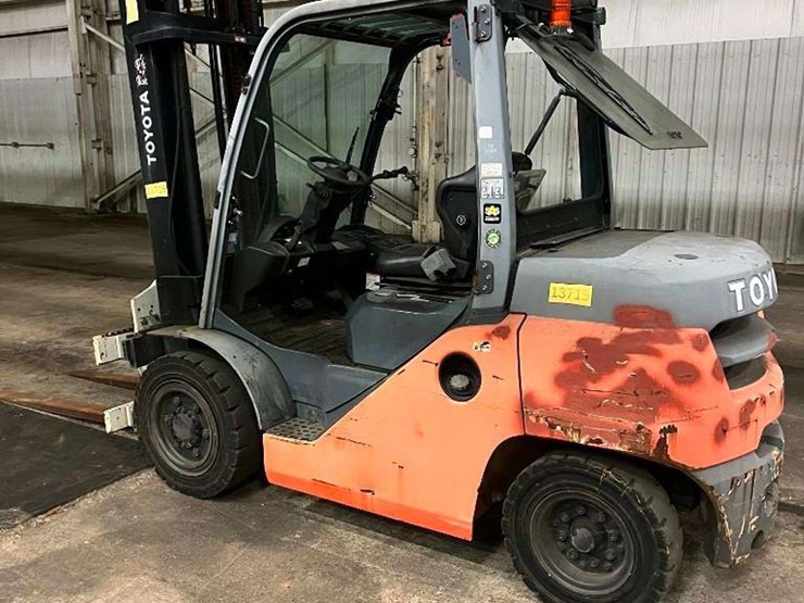 2015-toyota-8fd35u-8,000lb.-diesel-forklift-image-1