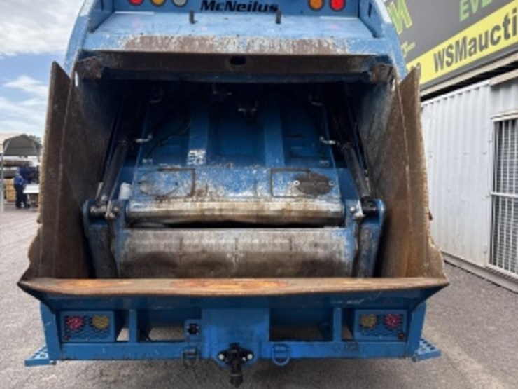 2018-mack-lr-rear-loading-trash-truck-image-10