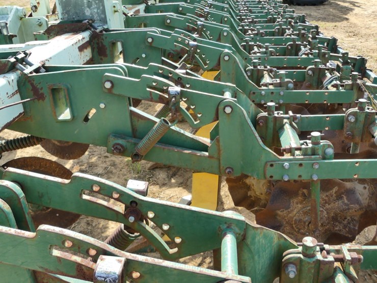 kmc-12-row-hydraulic-fold-rip-strip-rig-image-4