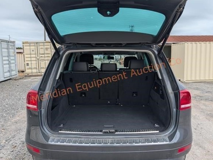 2013-volkswagen-touareg-image-33
