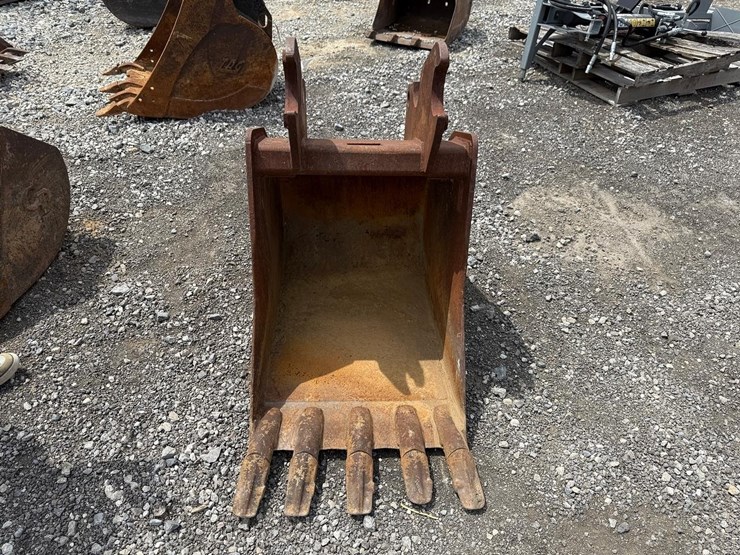 kubota-24”-excavator-bucket-image-1