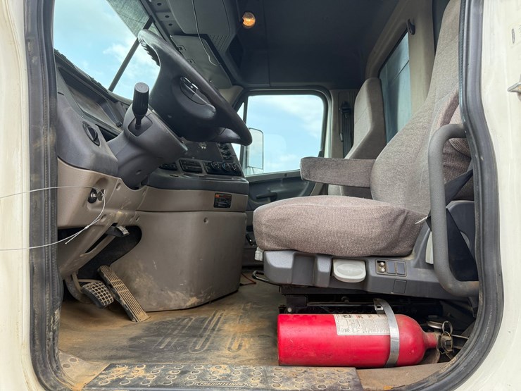 2016-freightliner-cascadia-125-image-37