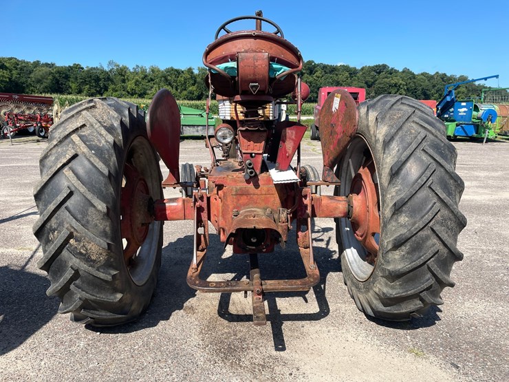#2102-•-farmall-560-tractor-image-5