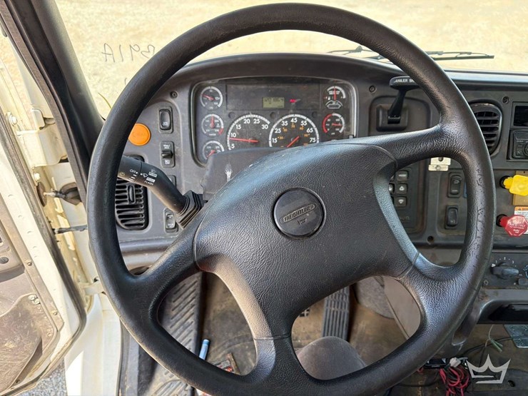 2016-freightliner-m2-106-image-50