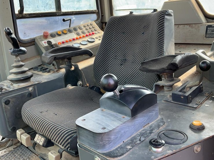 2005-deere-655c-image-10