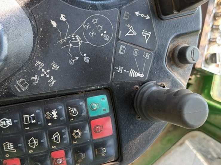 2015-deere-648l-image-44