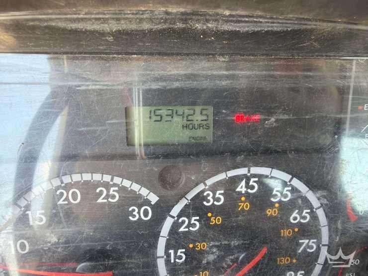 2015-freightliner-m2-106-image-7