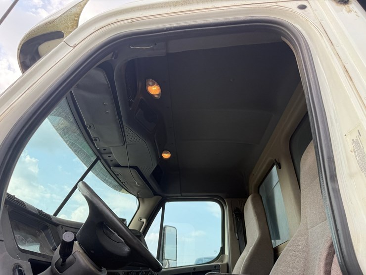 2016-freightliner-cascadia-125-image-38