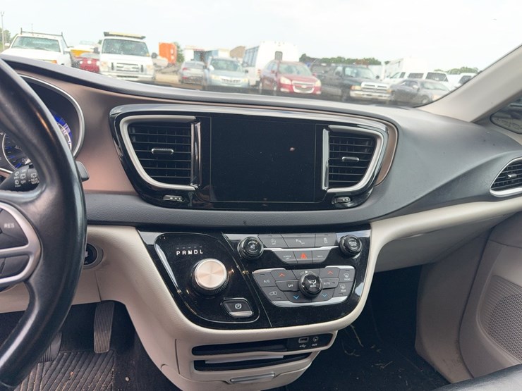 2017-chrysler-pacifica-image-27