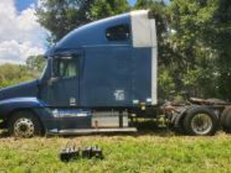 #130-•-benefit-of-the-purple-heart-foundation-2001-freightliner-c120-image-1