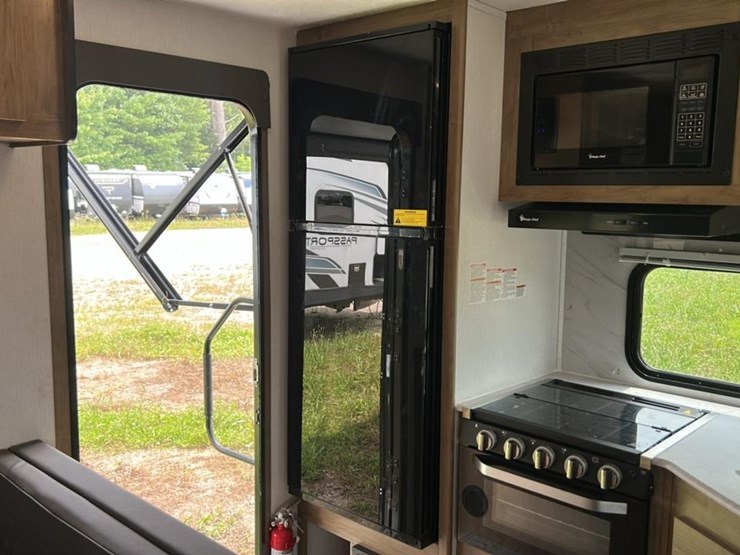 #143-•-2024-forest-river-coachmen-freedom-express-ultra-lite-246rks-camper-image-41