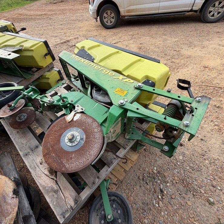 #2666 • Lot of (12) John Deere Max EmergeXP Planter Units INV#2666
