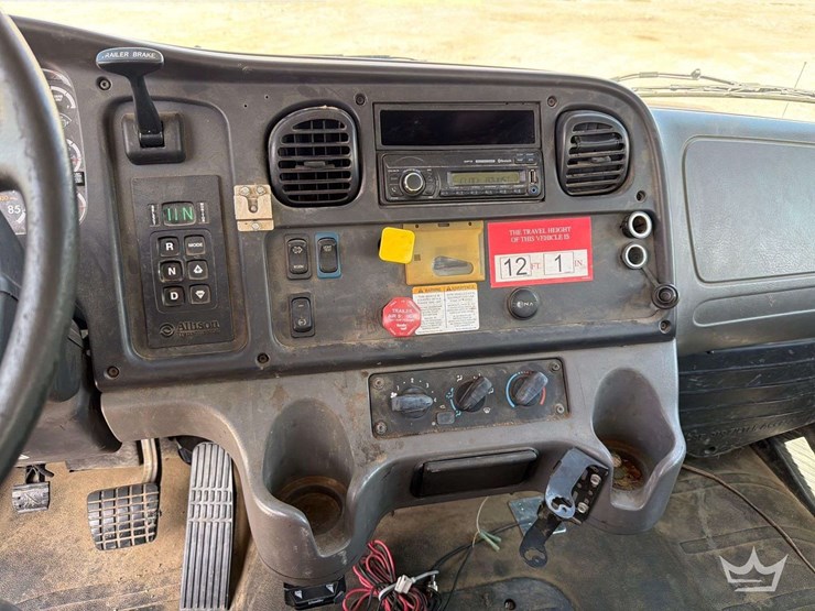 2016-freightliner-m2-106-image-52