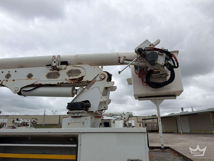 2016-freightliner-m2-106-image-39