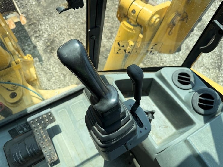 caterpillar-420d-image-32