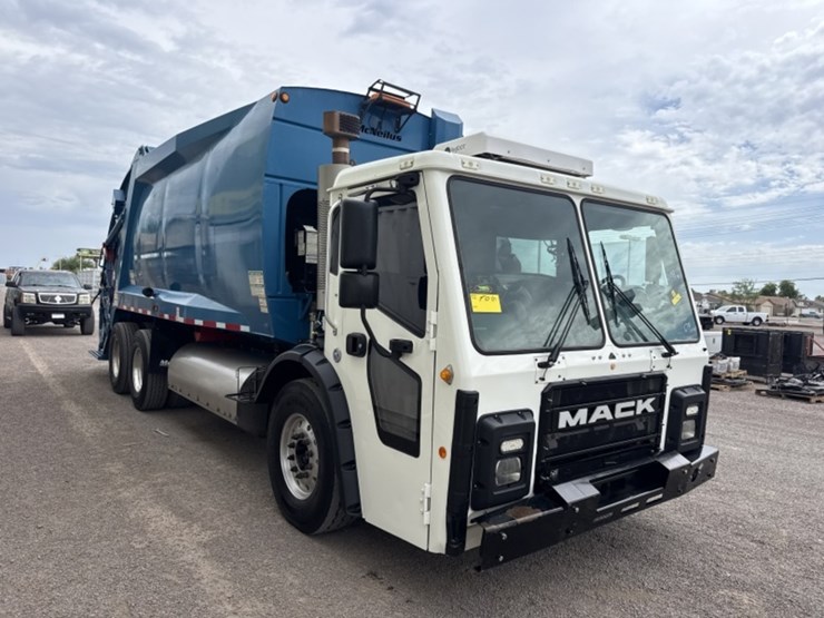 2018-mack-lr-rear-loading-trash-truck-image-4