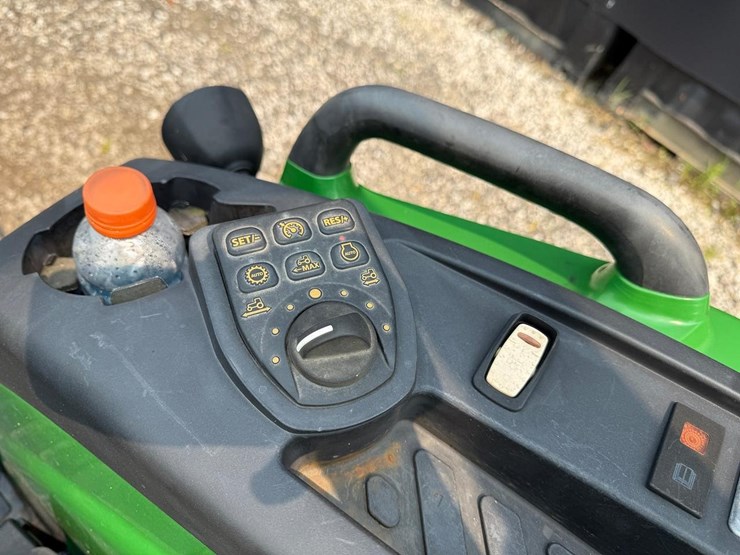 2023-john-deere-4052r-image-26
