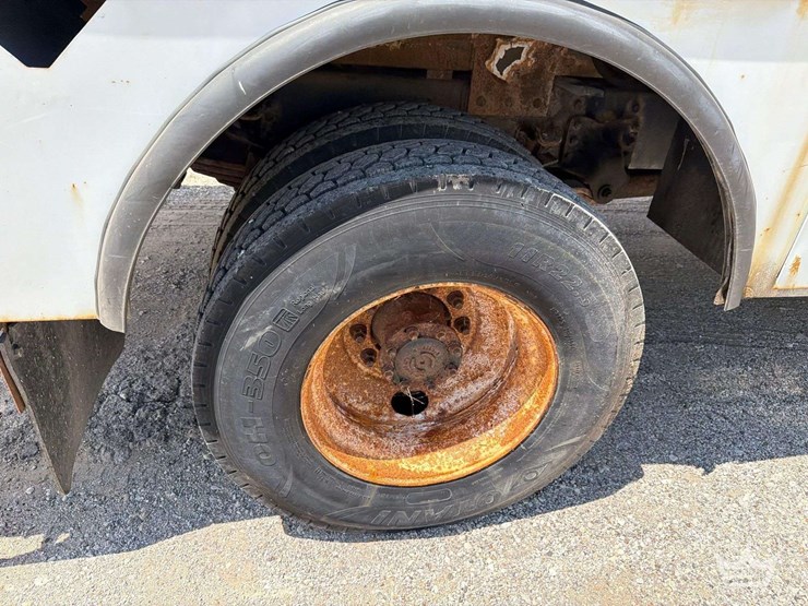 2016-freightliner-m2-106-image-40