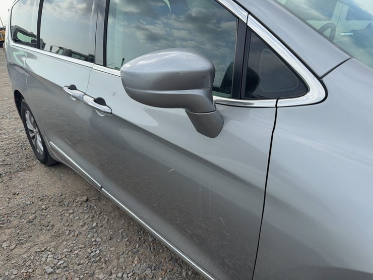 2017-chrysler-pacifica-image-5