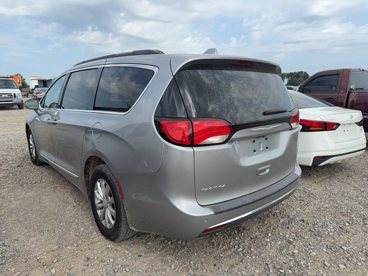 2017-chrysler-pacifica-image-9