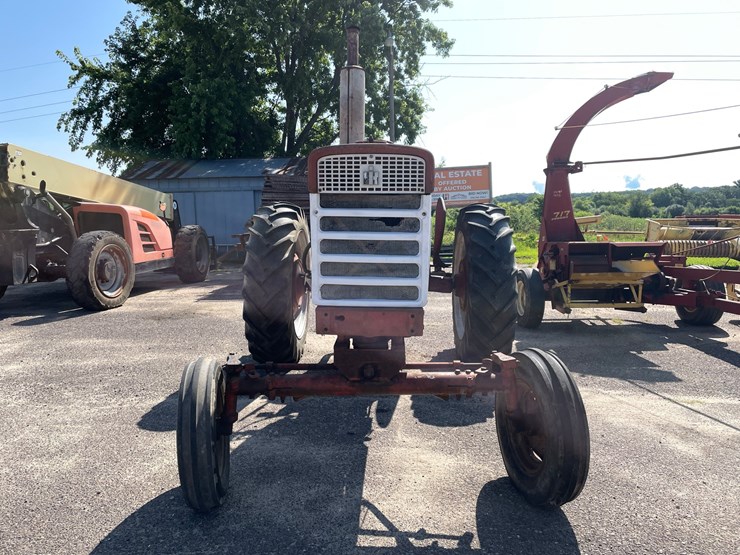 #2102-•-farmall-560-tractor-image-2