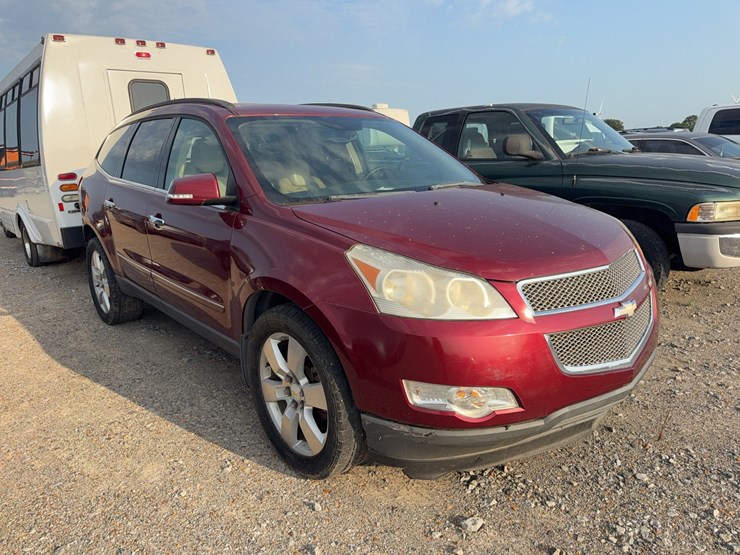 2010-chevrolet-traverse-image-2