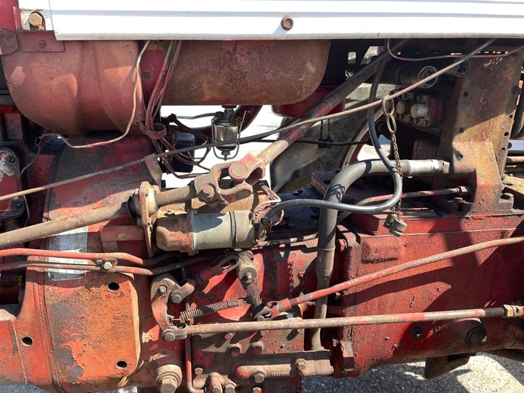 #2102-•-farmall-560-tractor-image-11