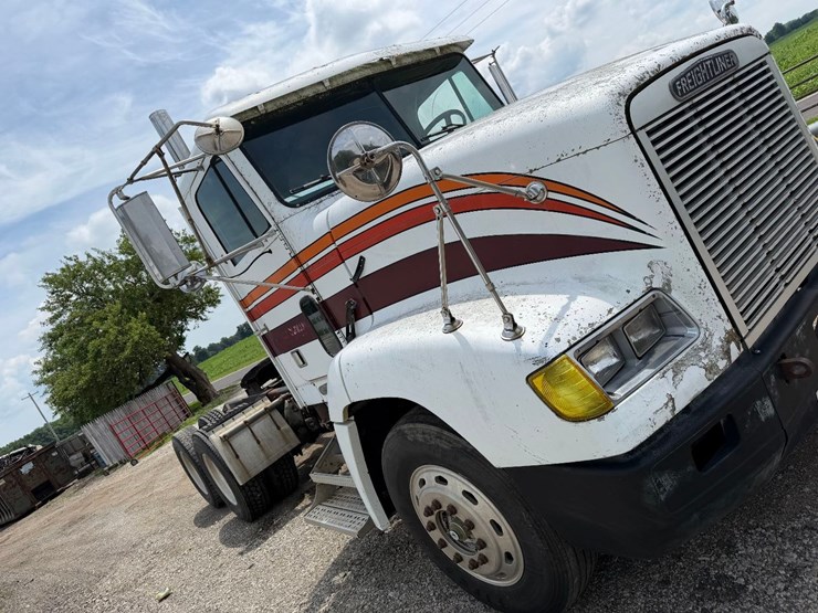 1993-freightliner-fld120-image-1