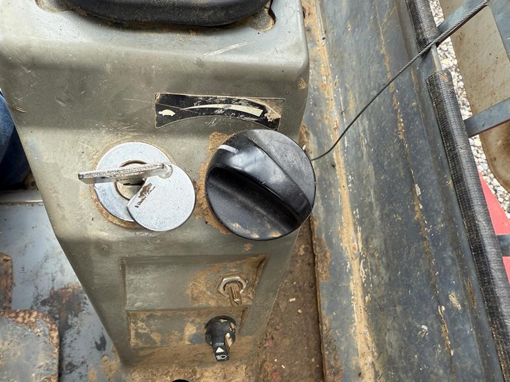 2011-takeuchi-tl240-image-22