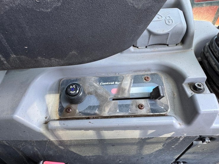 kubota-ssv65-image-30