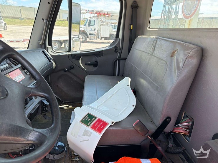 2016-freightliner-m2-106-image-47