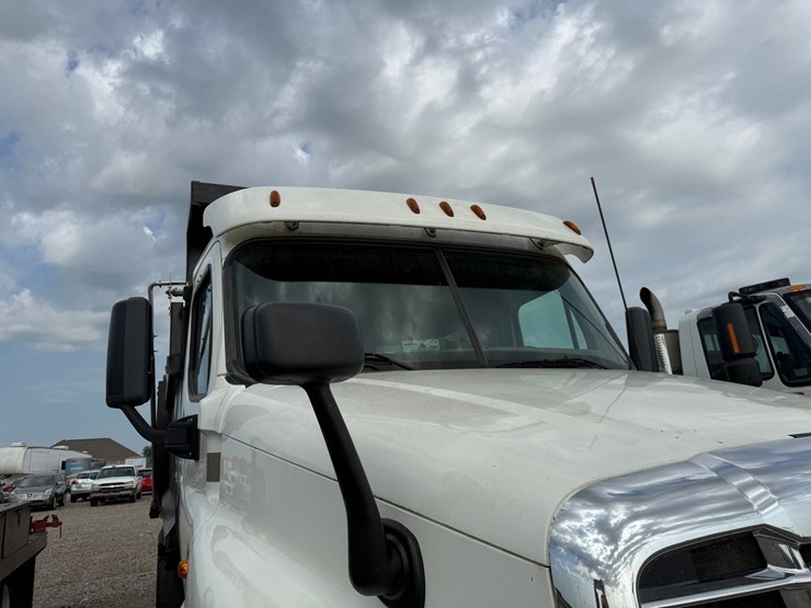 2016-freightliner-cascadia-125-image-26