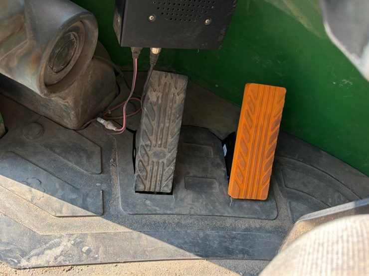 2015-deere-648l-image-49