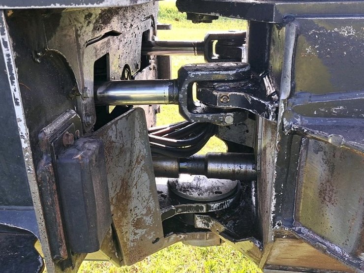 2008-deere-748h-image-22