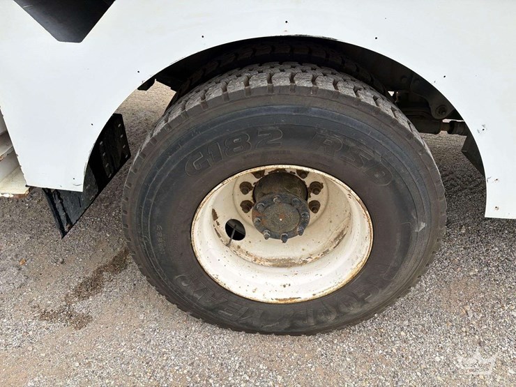 2016-freightliner-m2-106-image-47