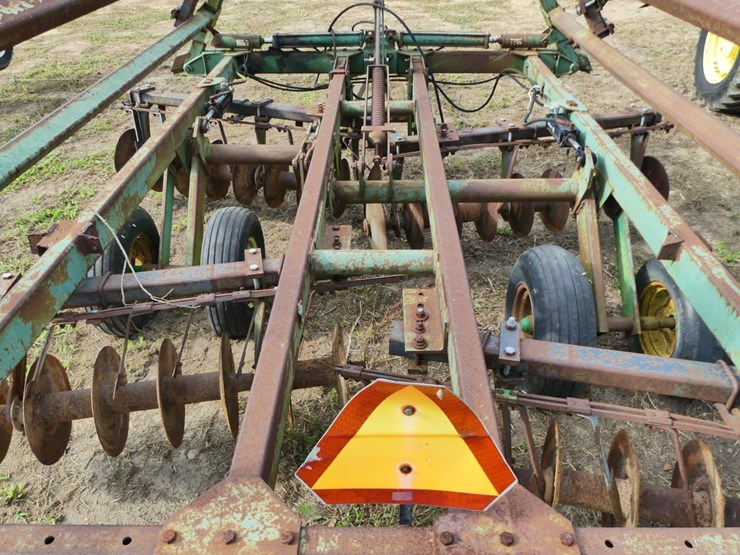 john-deere-235-image-9