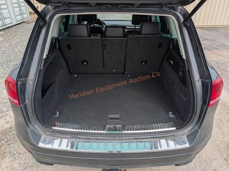 2013-volkswagen-touareg-image-34
