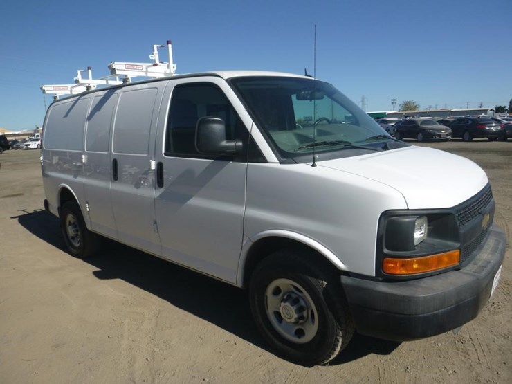2015-chevrolet-express-2500-image-2