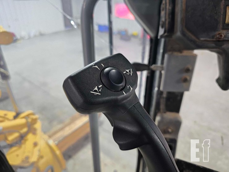 2013-caterpillar-14m-image-20