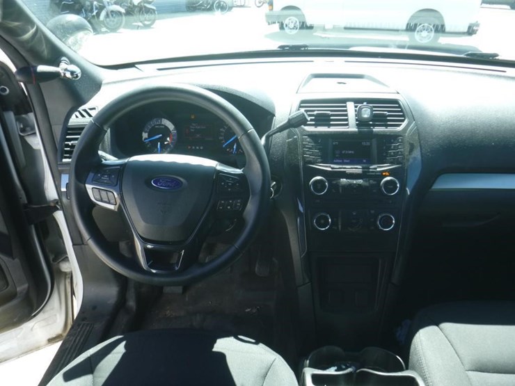 2016-ford-explorer-image-9