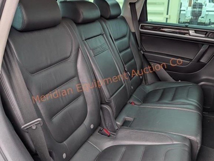 2013-volkswagen-touareg-image-31